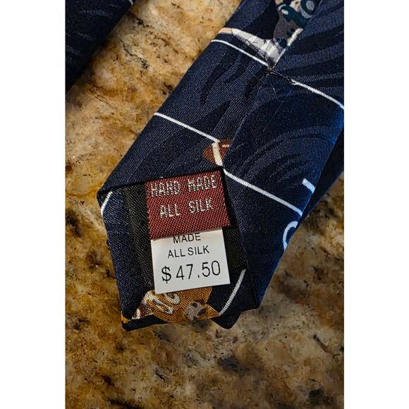 Museum Artifacts Men's Necktie Tie Silk Hand Made Football Field Players NWT - Picture 4 of 4